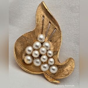 Cluster Faux Pearls Brooch Elegant Classic Jewelry Vintage Gold-Tone Leaf